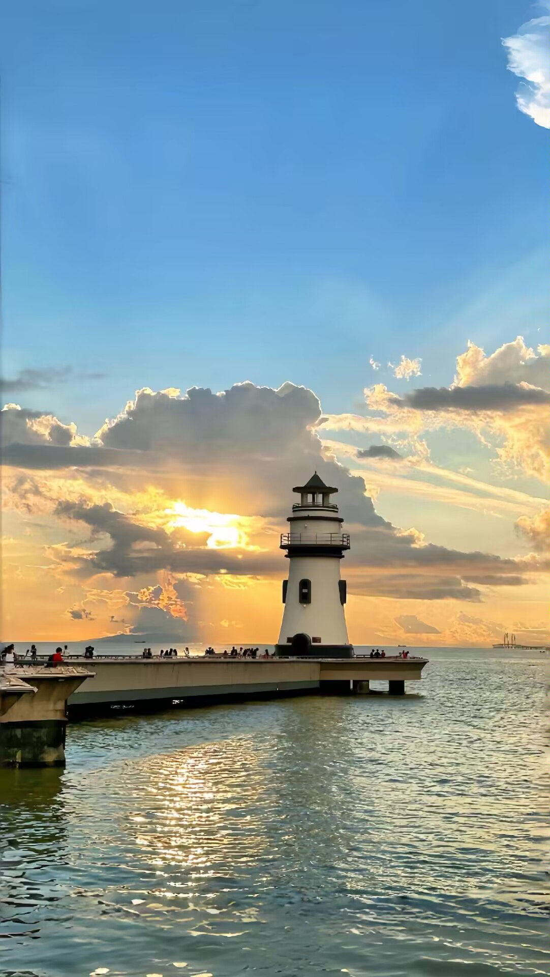 夕阳下的灯塔,守望着宁静的海岸.