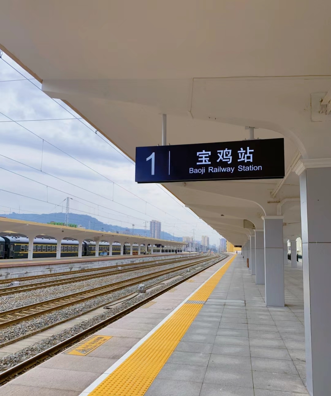 在这个宁静的午后,宝鸡火车站静静矗立在山丘之间,仿佛时间在这里放慢