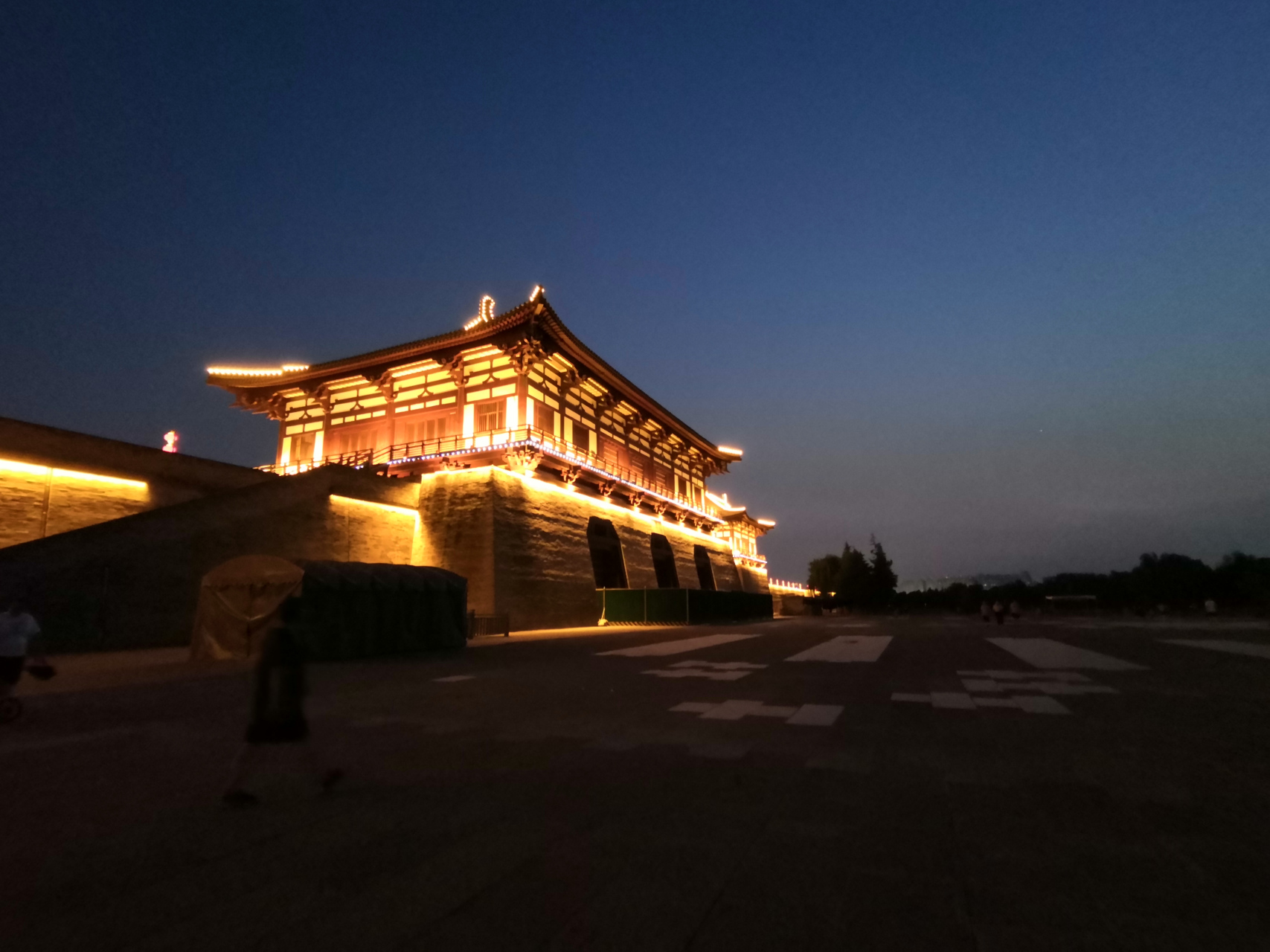 洛阳,定鼎门广场,人多.