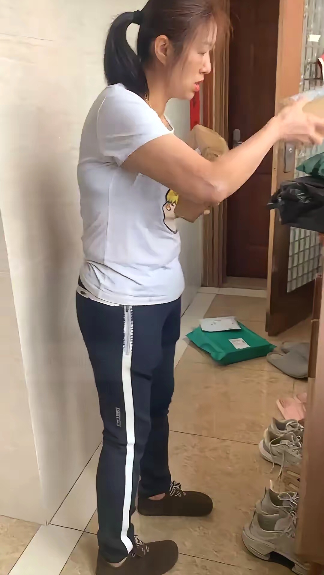 这就是给千万富豪生育了四个子女的女人的生活,看完全网沉默了