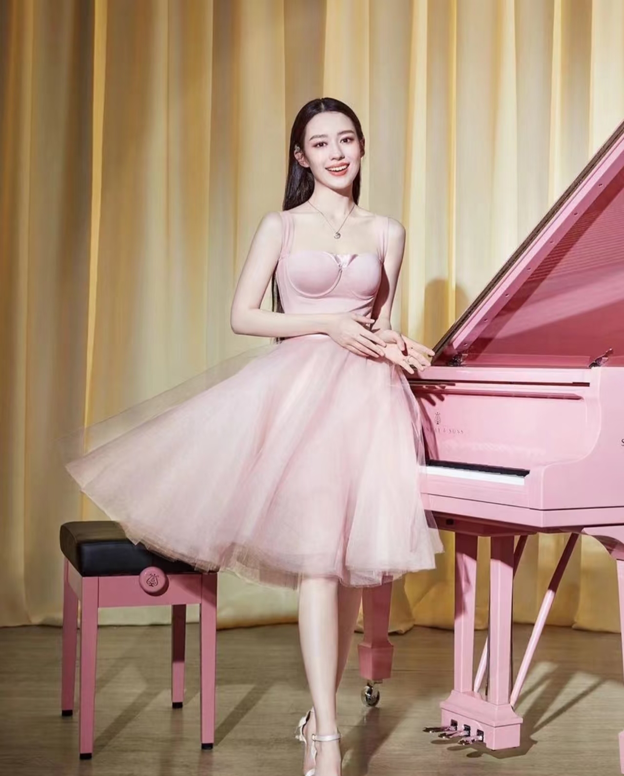 吉娜的身材玲珑有致,颜值明艳动人,二者相得益彰,简直堪称完美!