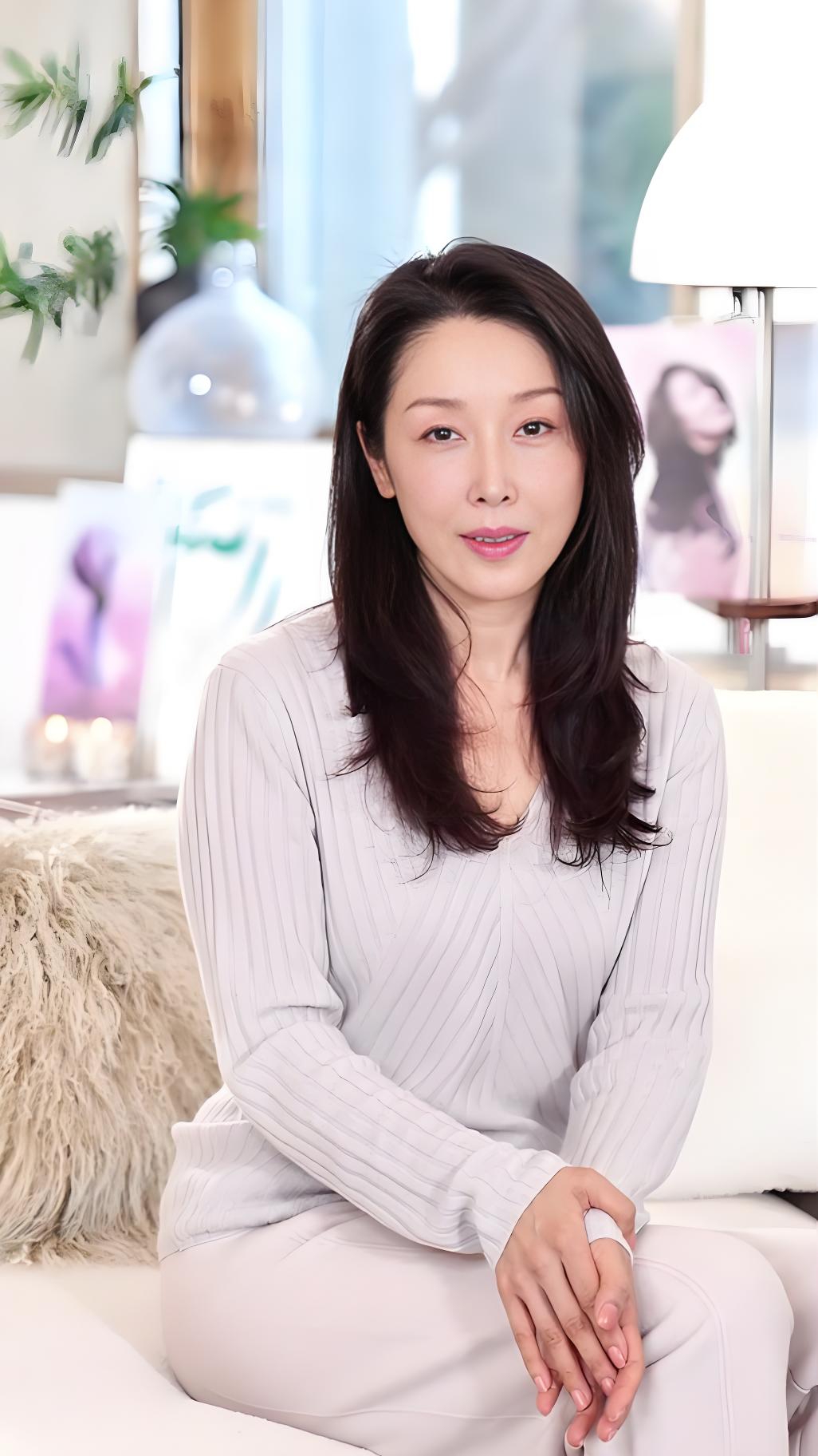 52岁的孙悦太美啦!状态自然,眼睛超有神,整个人好年轻