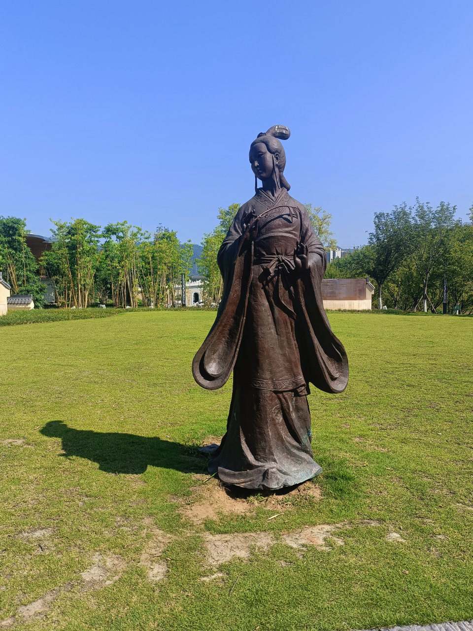 目含秋水颜如月 唇似桃花可醉仙 羊脂白玉纤纤手 不忘君兮不忘言