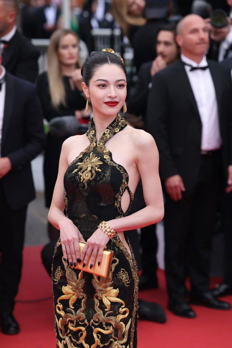 钟楚曦一身刺绣旗袍亮相戛纳红毯,美丽自信,直角肩太绝了!