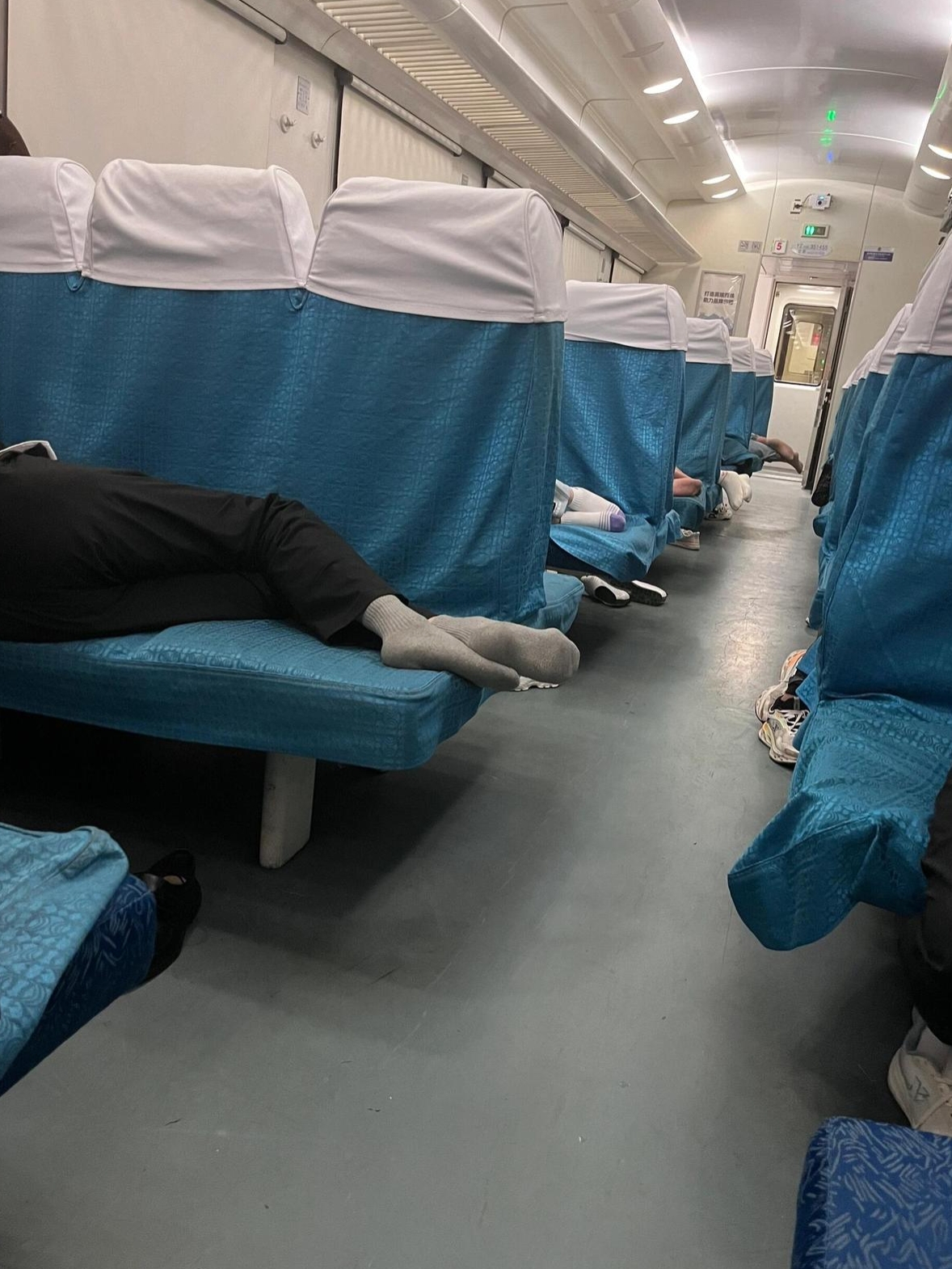 然而车厢内的脚气味道实在让人难以忍受尤其逢年过节人潮涌动连去