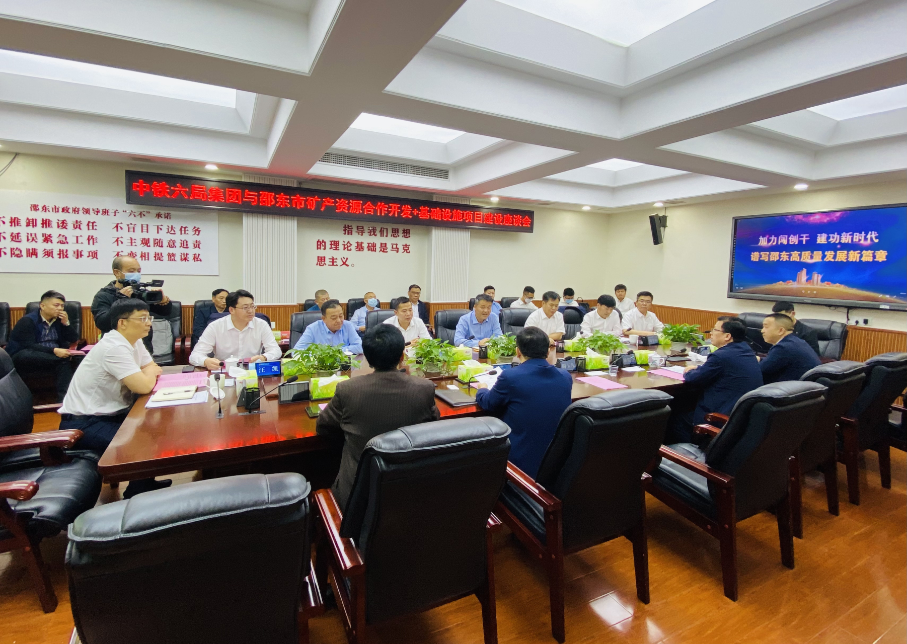 汪凯陪同中铁六局总经理王波赴湘开展商务活动  5月18日,中铁六局路桥