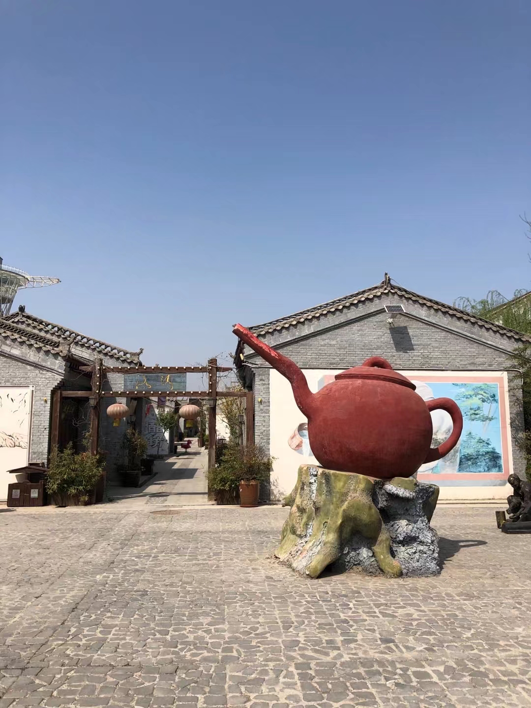 做人如水一般,你高,我便退去,决不淹没你的悠长;你