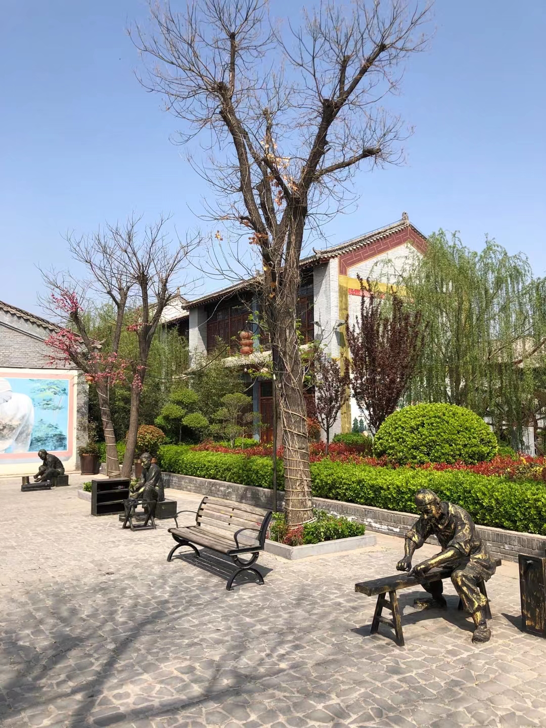 做人如水一般,你高,我便退去,决不淹没你的悠长;你