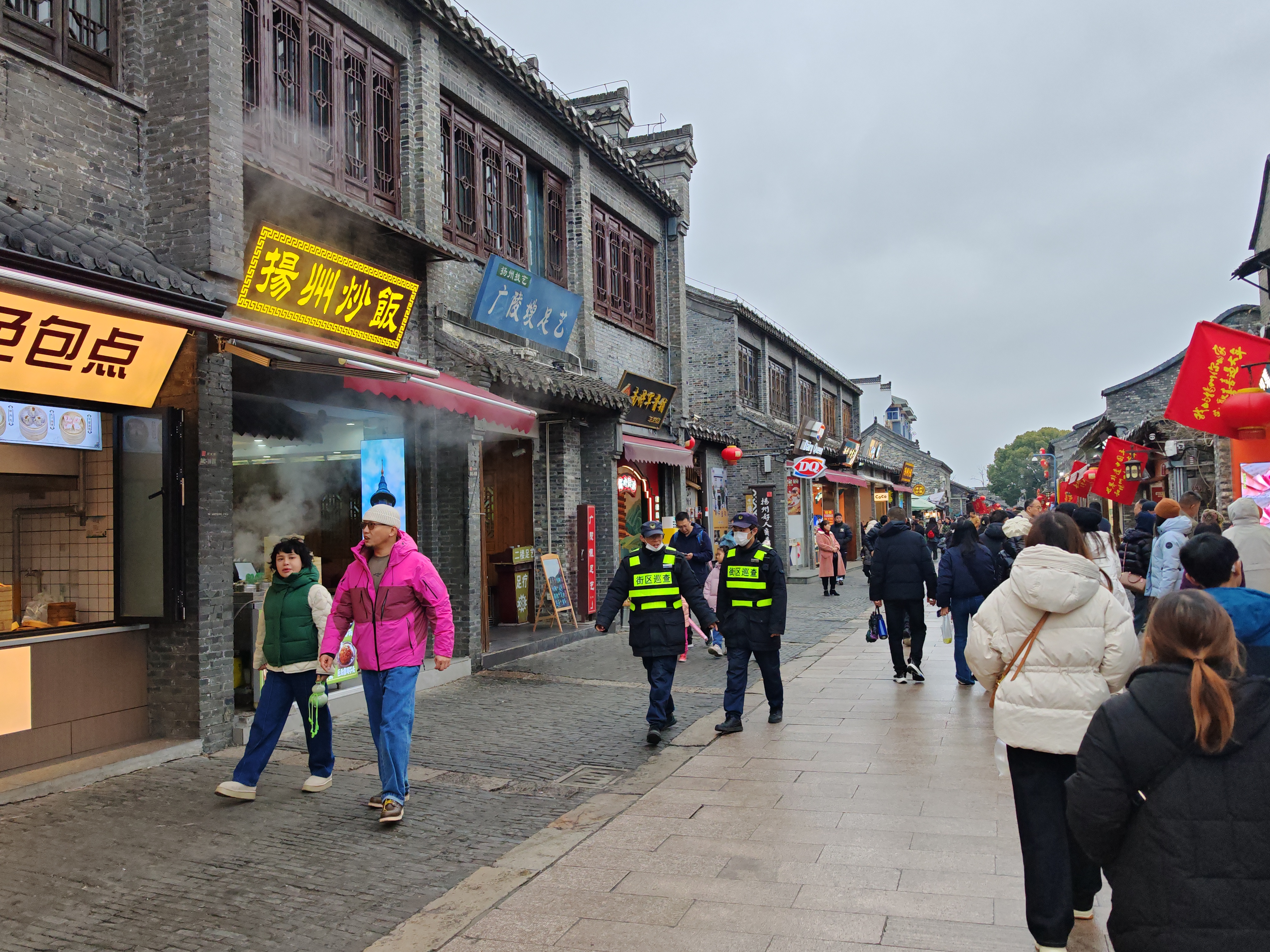 扬州东关街,这条古老而韵味悠长的街道,仿佛是一幅细腻的水墨画卷