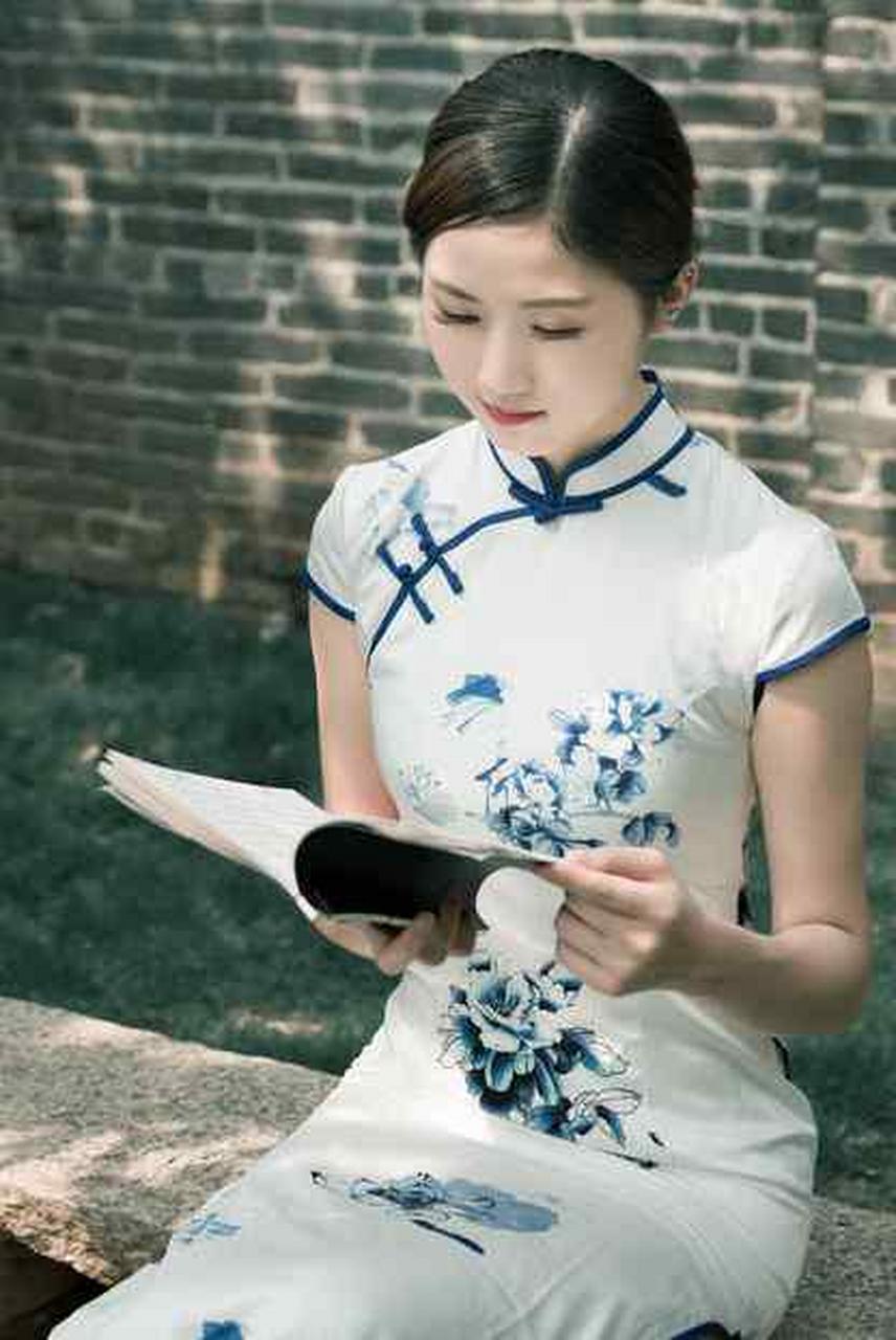 窈窕淑(书)女君子好逑(原创) "窈窕淑女,君子好逑好逑"是诗经《国风.