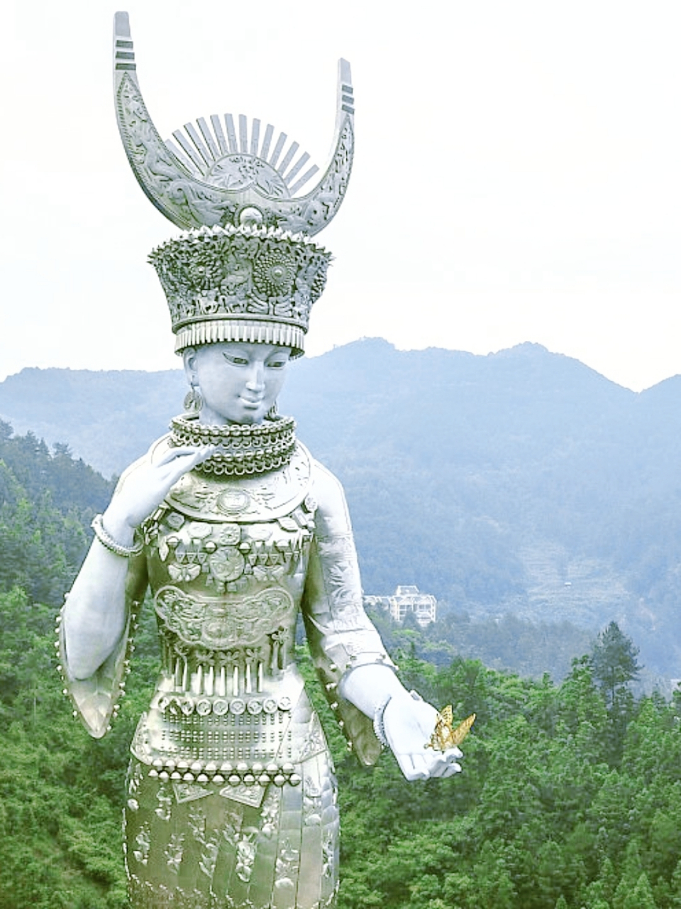 仰阿莎女神雕塑,屹立于贵州剑河县,身 穿苗族传统服饰,高88米,犹如一