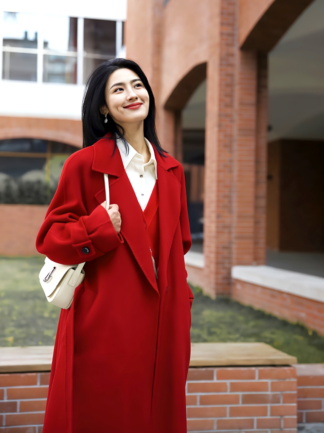 红色针织衫与红色大衣的组合堪称绝佳,再配上白色的包和白色的鞋,营造