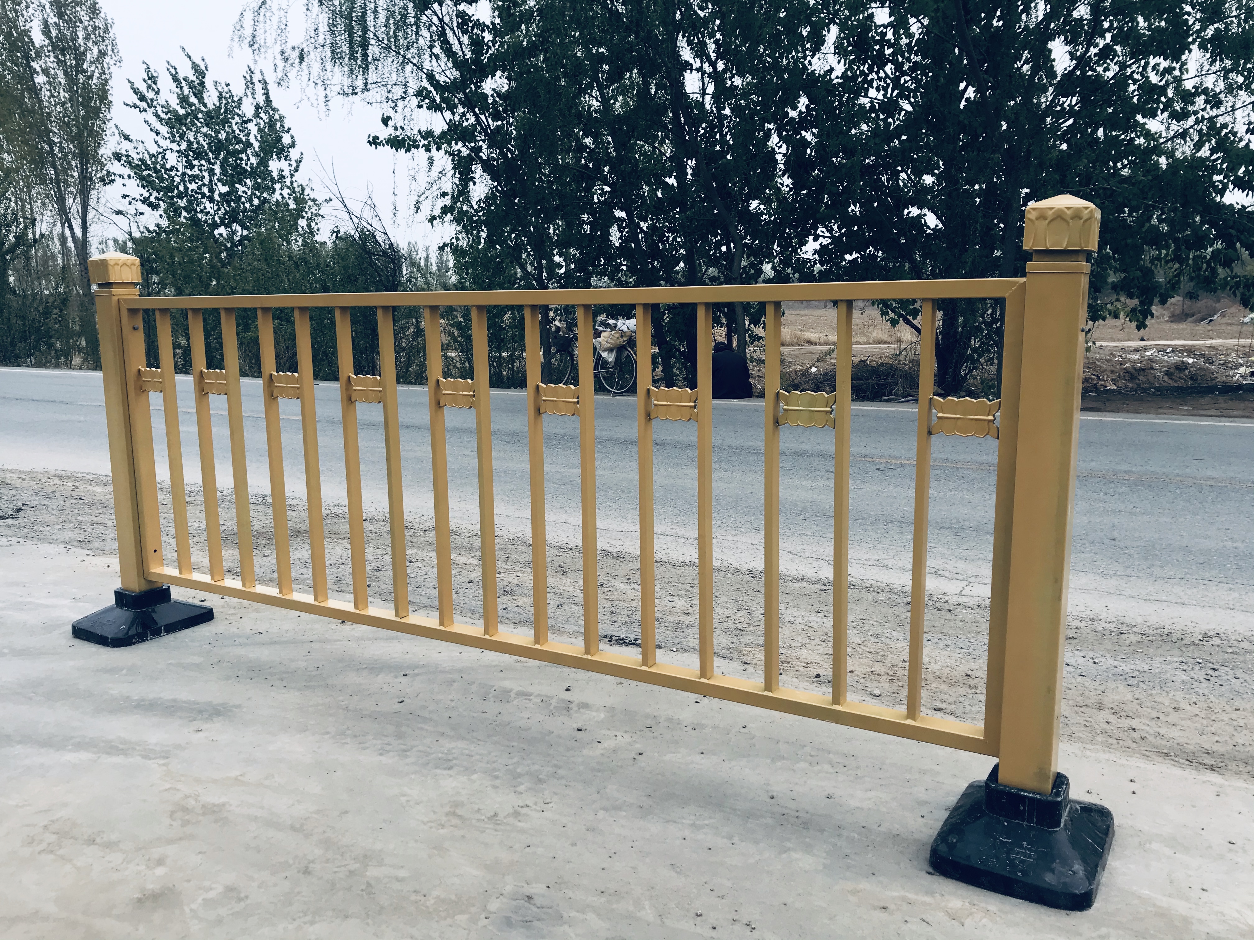 "漫步在夕阳下的老街,京式护栏映着金色的光,古朴而雅致,每一步都踏着