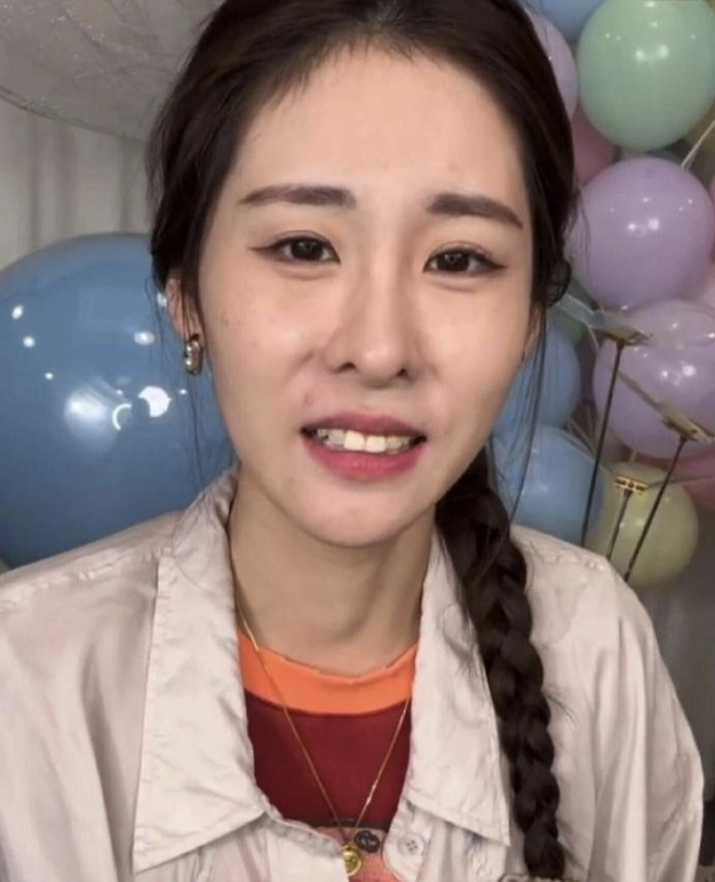 张碧晨的素颜照片,完全认不出来,感觉就不是同一个人,差别太大了吧,她