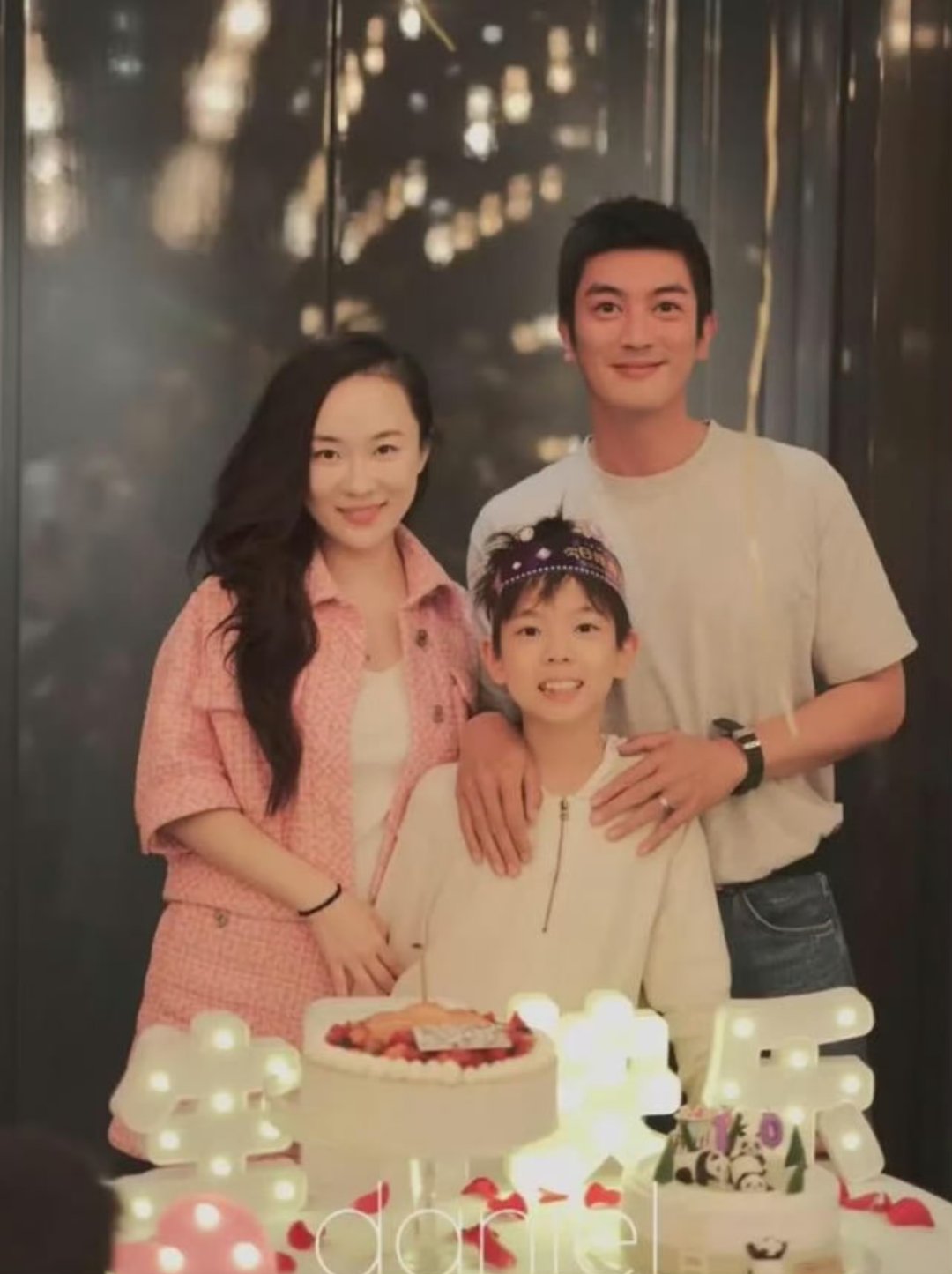 小时候属于奶萌的模样,长大了完全是一个超级大帅哥,杜江和霍思燕是男