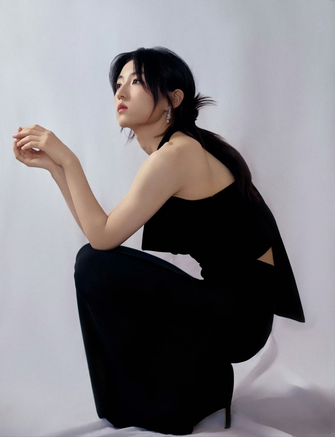 23岁的张子枫看起来好成熟啊,看着她长大的,从以前的乖乖学生妹到现在