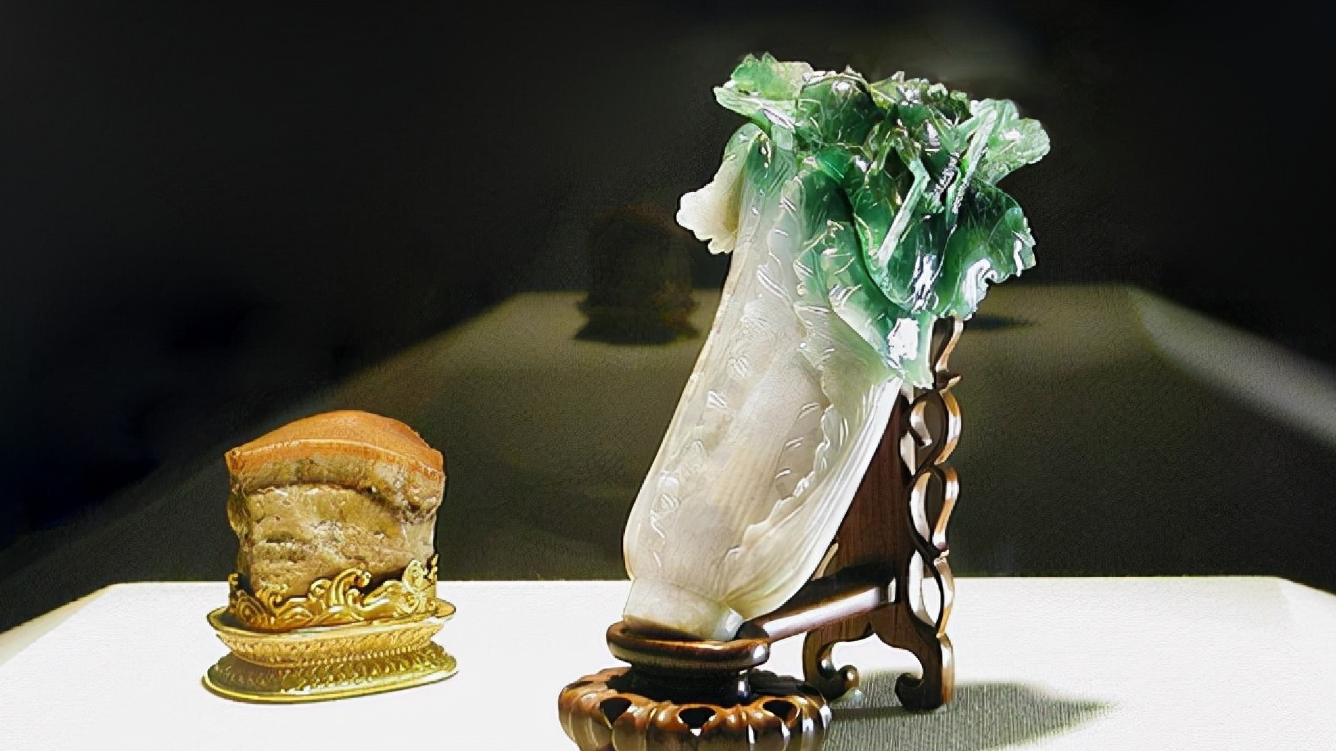 有两道都是"玉石美食",一为翠玉白菜,一为东坡肉,一荤一素