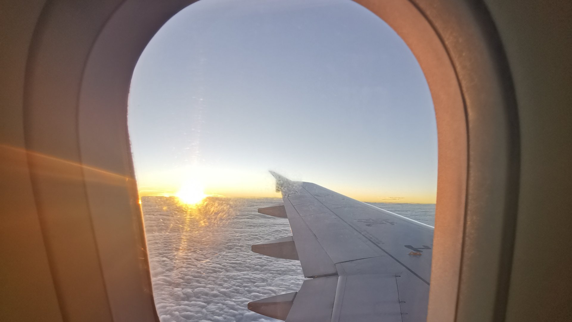 中间和外部的两层窗户是密封结构,是保证飞机气密性的重要组成部分.