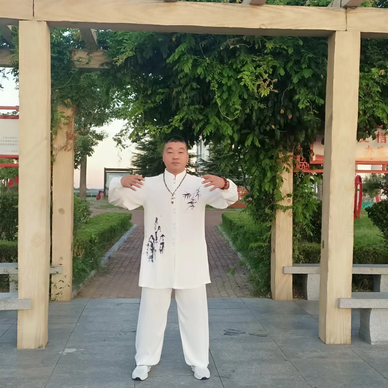 站桩是中国武术体系中一种独特的训练方式,要求身体如木桩一般站立不