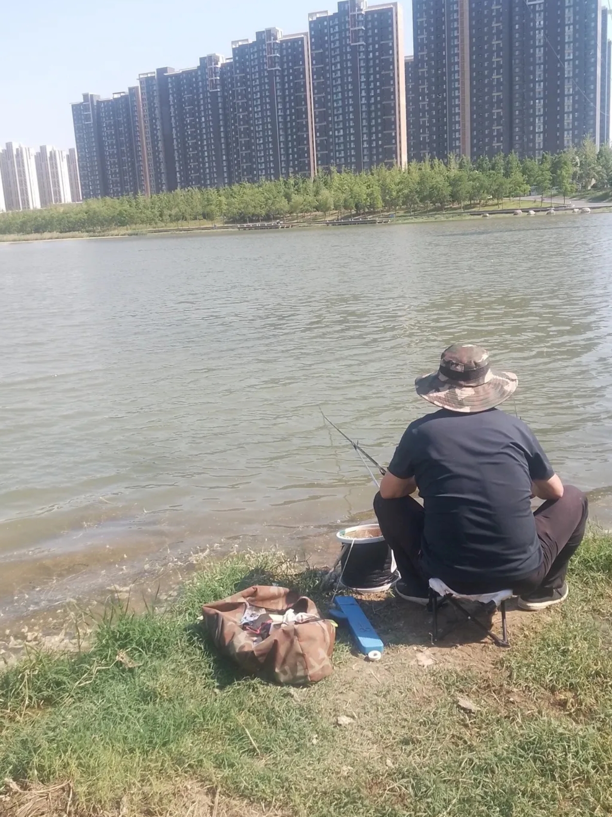今天一大早,我跑到郑州的贾鲁河看人钓鱼,碰见了一位老大爷.