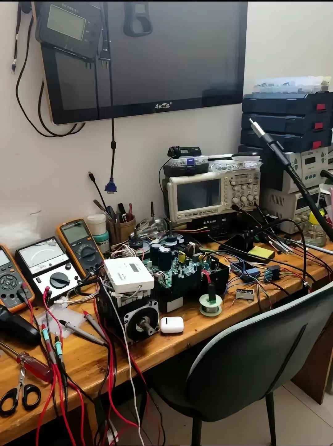 维修图片大全家用电器维修图片家电维修晚上加班做电器产品维修多媒体