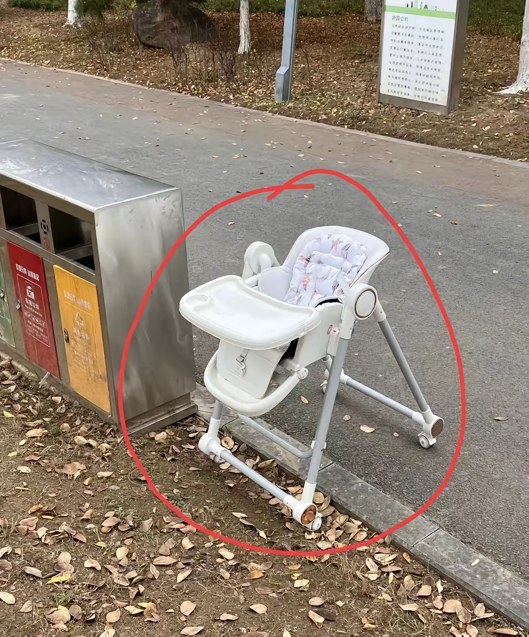 毕竟这东西孩子用不多长时间,没想到今绦 婴儿掉垃圾桶的图片被丢弃的