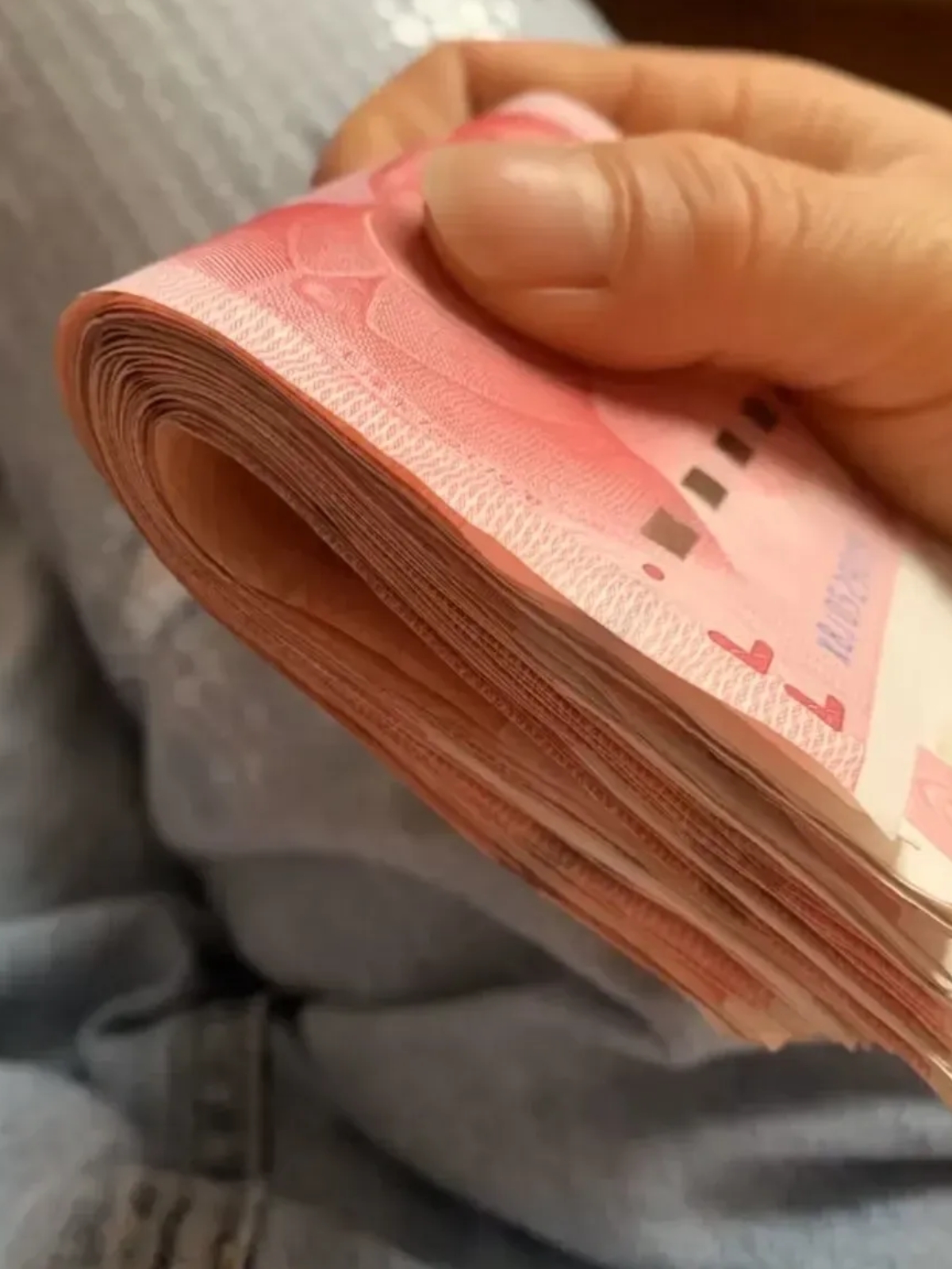 真实2000块钱换钱的真实图片枕头旁放了500元钱车上拍钱的照片 500