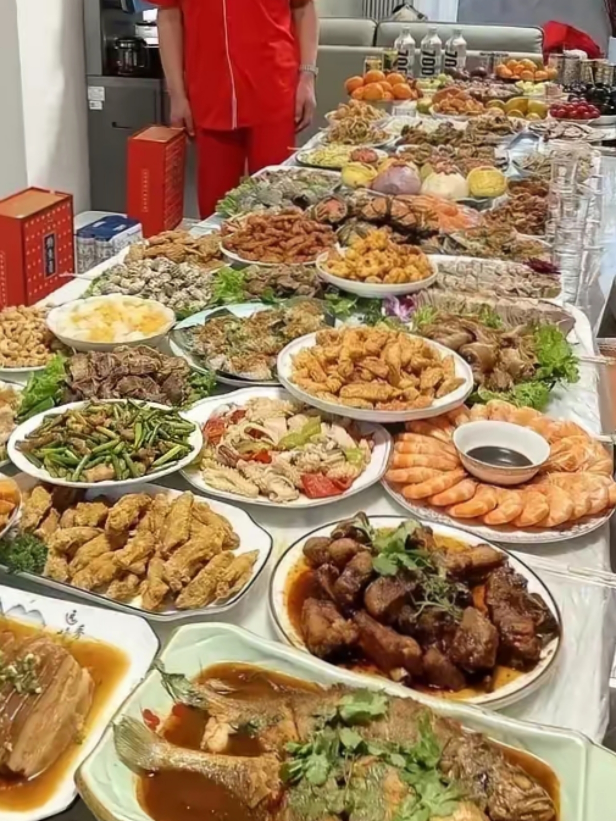 他指着这桌菜怒气冲冲的大骂:"就这桌菜500块都不值",气得我一甩头,饭