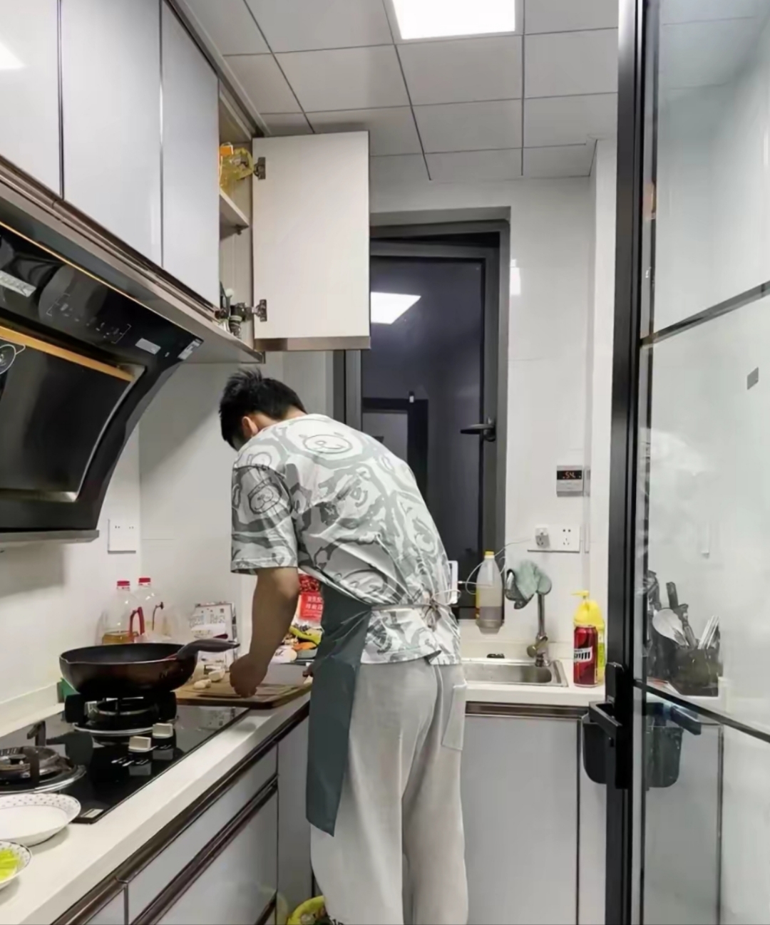 厨房做饭背影真实图片做饭男人的背影图片初中胖男生夏天炒菜的真实