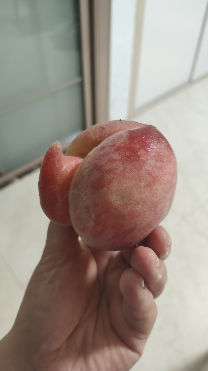 一个耍流氓的桃子[左捂脸]#趣图搞笑# #水果