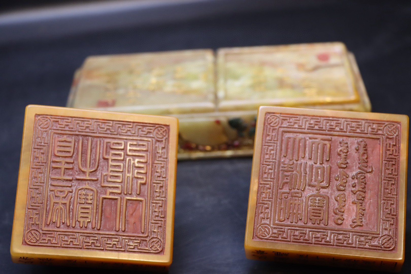 精品田黄石龙腾盛世 龙腾四海 皇帝印一对 乾隆二十五