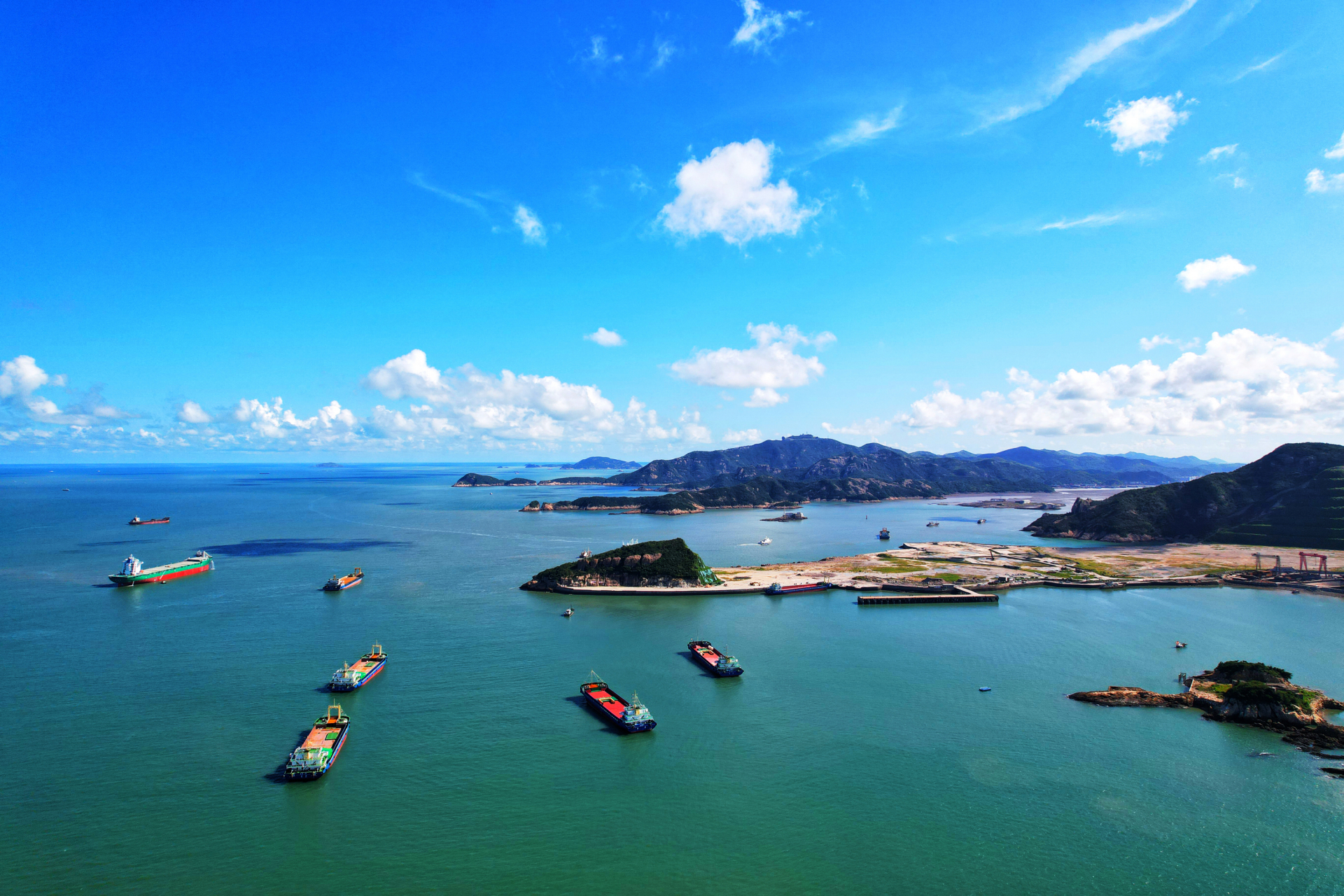 我去了浙江台州的温岭,真的很喜欢这个海滨城市,与海为邻,住进无尽