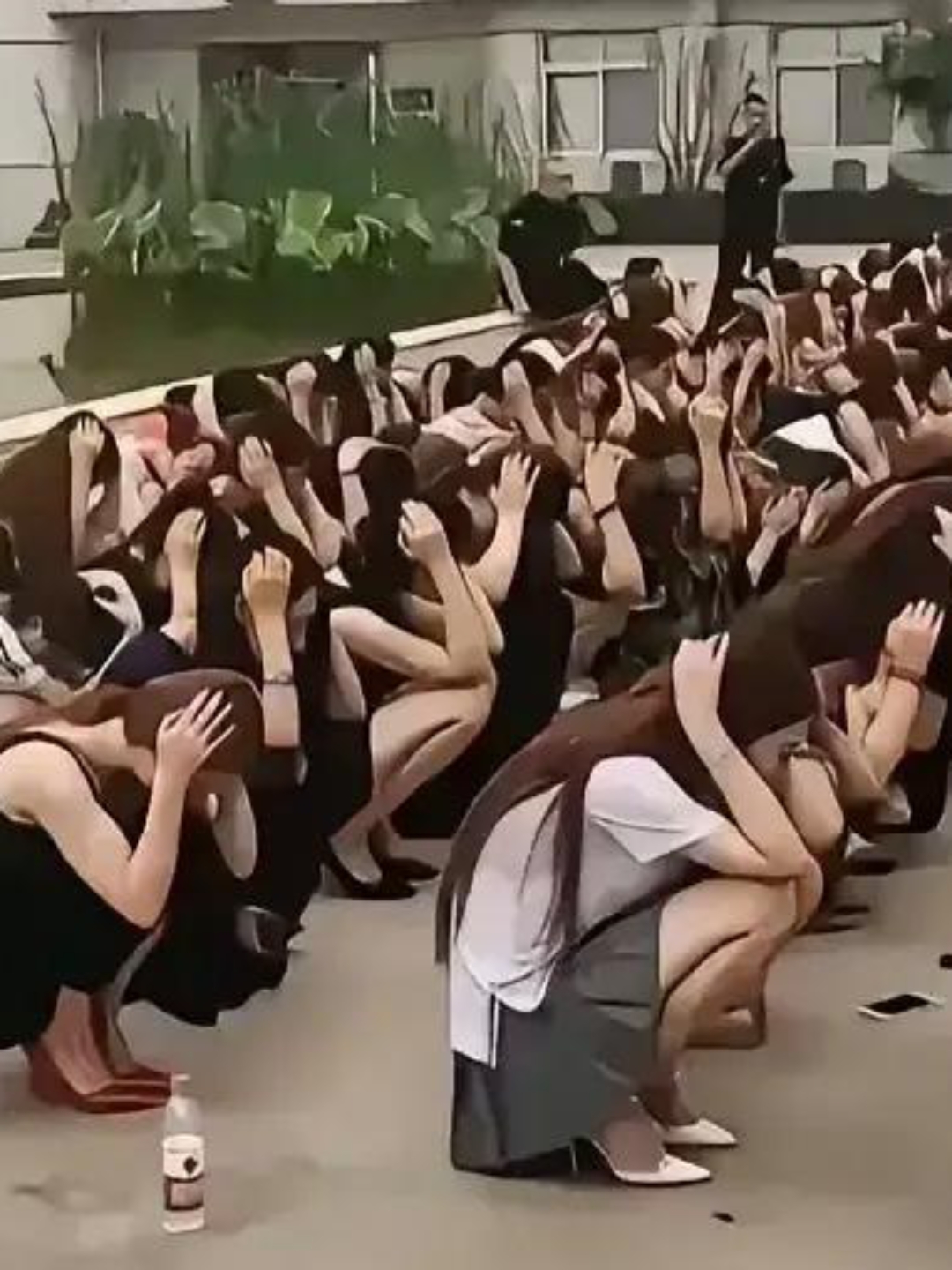 模特选秀站一排马路边上蹲着两女孩女生练舞蹈蹲坑上厕所一排女生一群