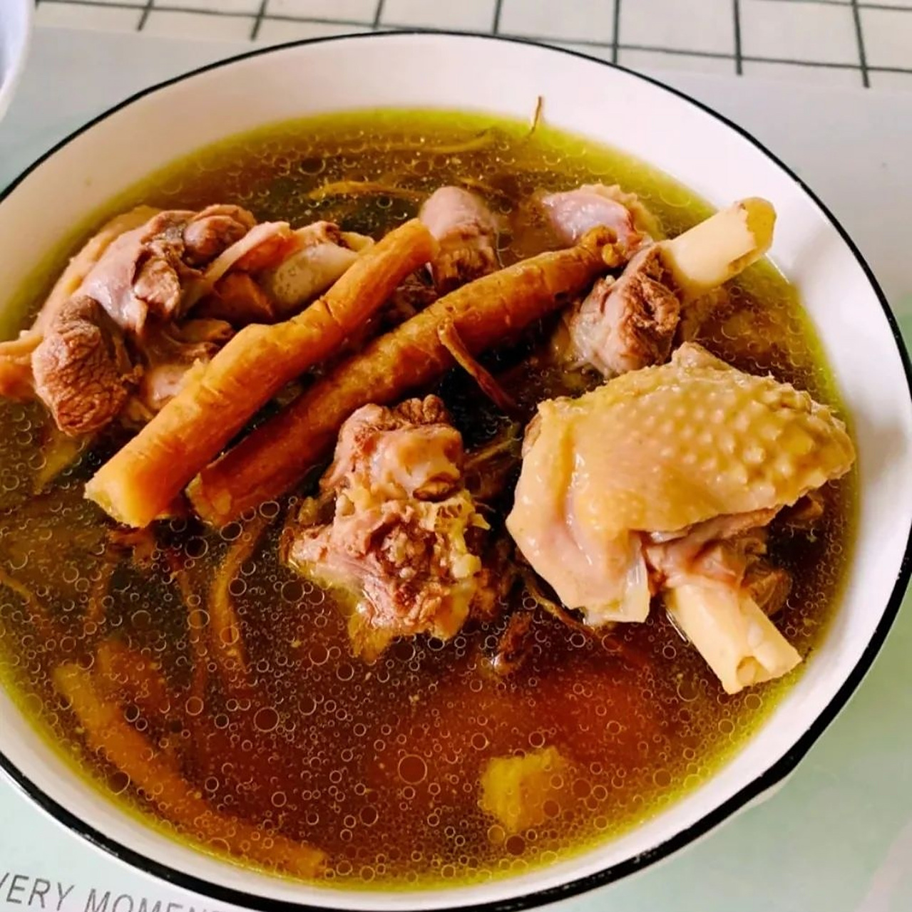 茶树菇老鸭汤  材料:  老鸭 半只(约350克),干茶树菇 40克 ,党参2根