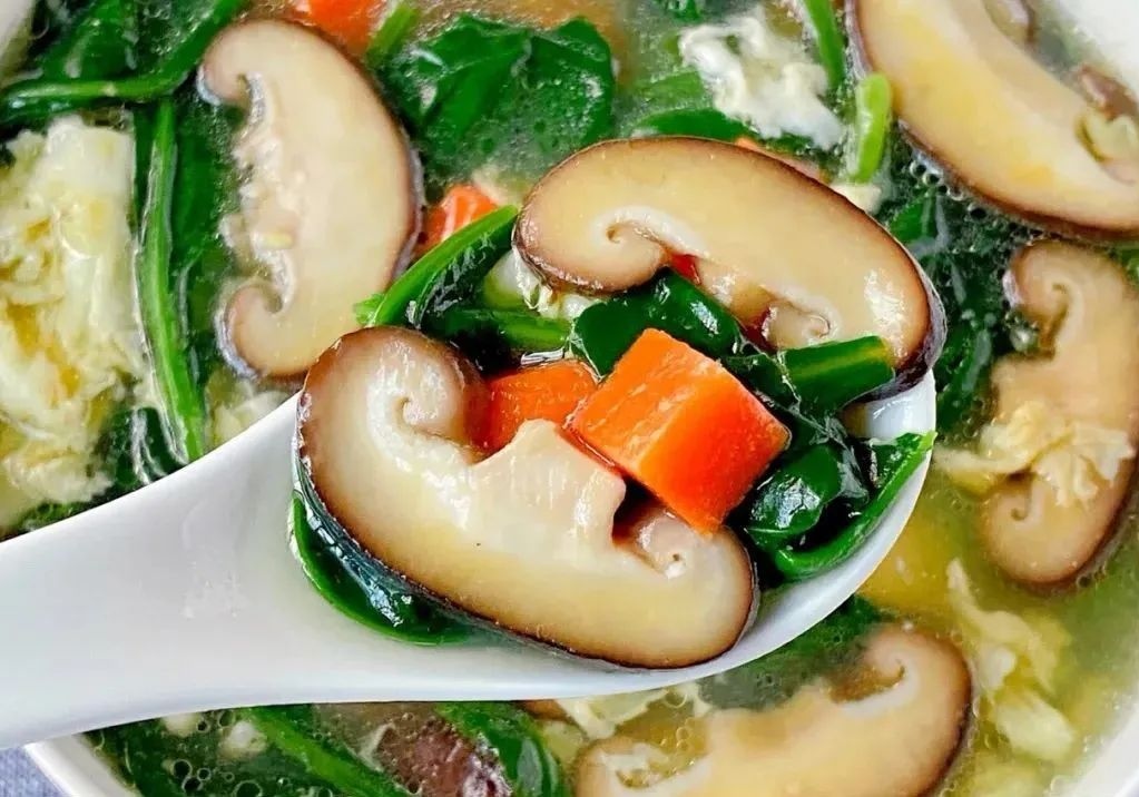 芙蓉鲜蔬汤 主料:菠菜1小把,鸡蛋1个,香菇5朵,胡萝卜半根  辅料:食用