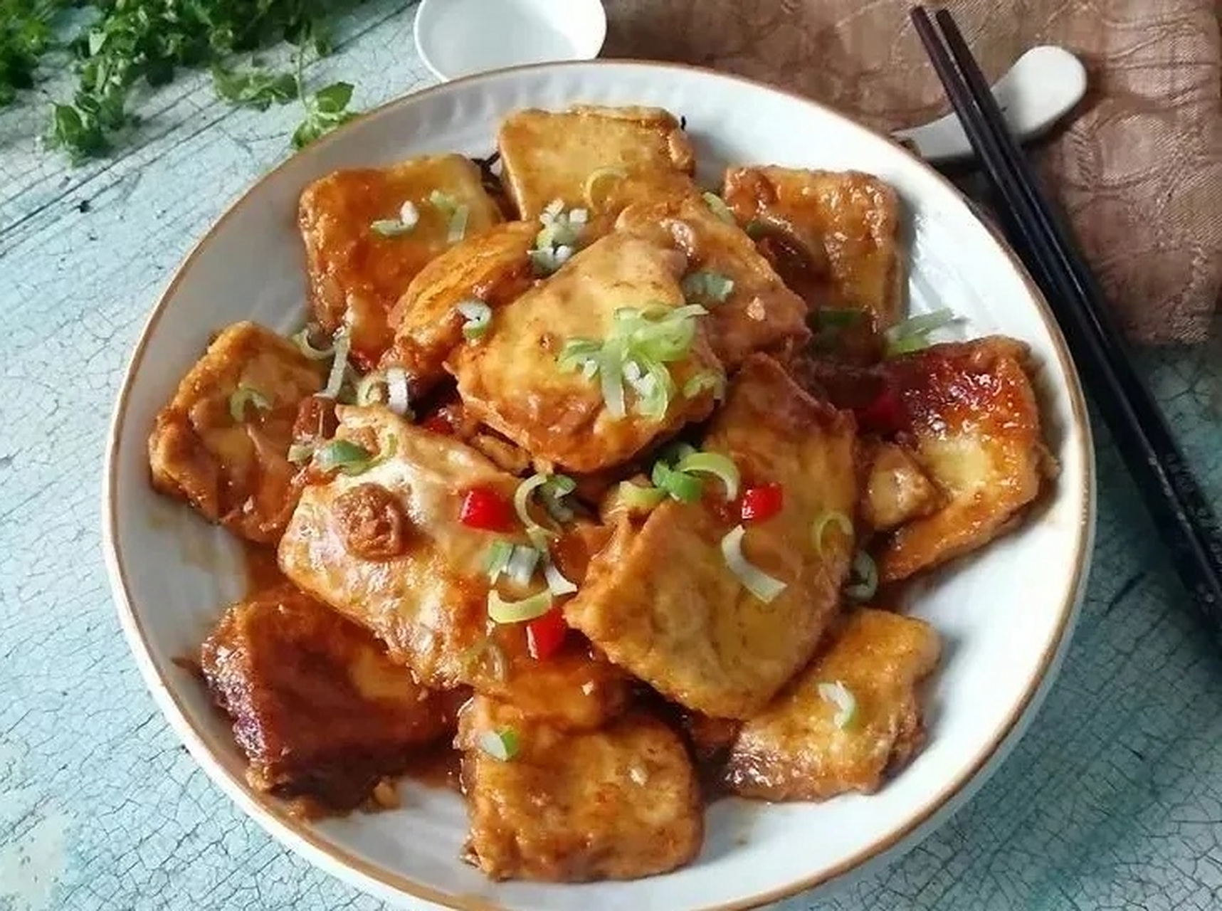 锅塌豆腐  豆腐1块,鸡蛋2个,面粉半碗泰椒2个,油盐适量,葱1段姜2片