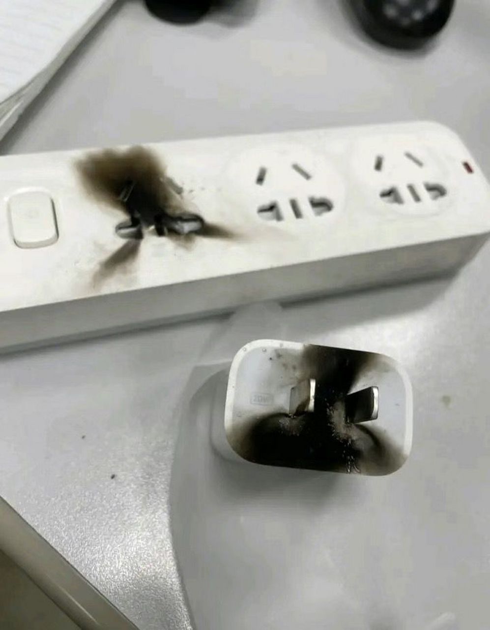 冲到爆炸,这苹果充电头,也太危险了