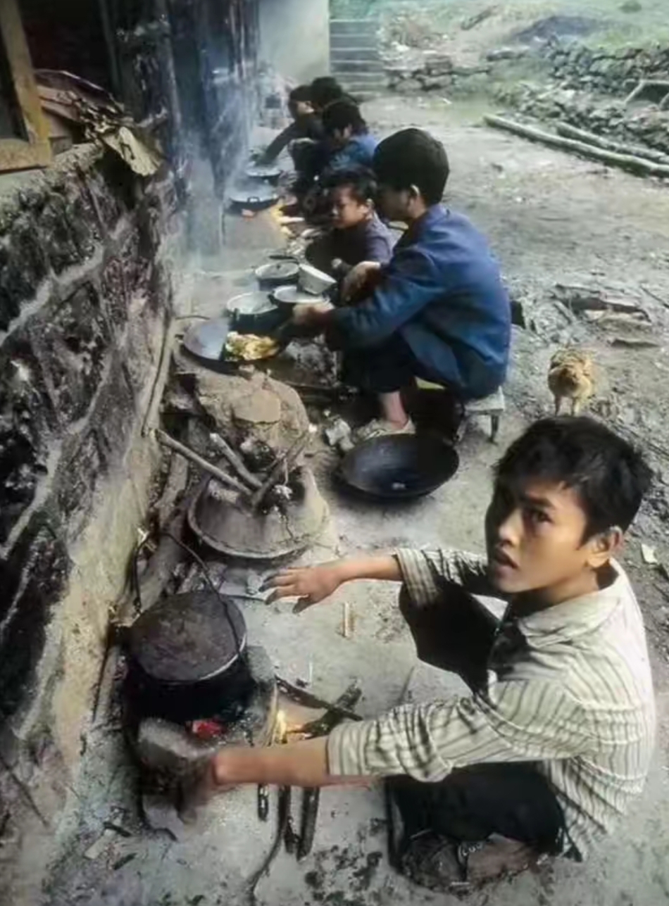 回忆起了80后的我们,小时候上学离家比较远,学校又没有饭吃,只有自己