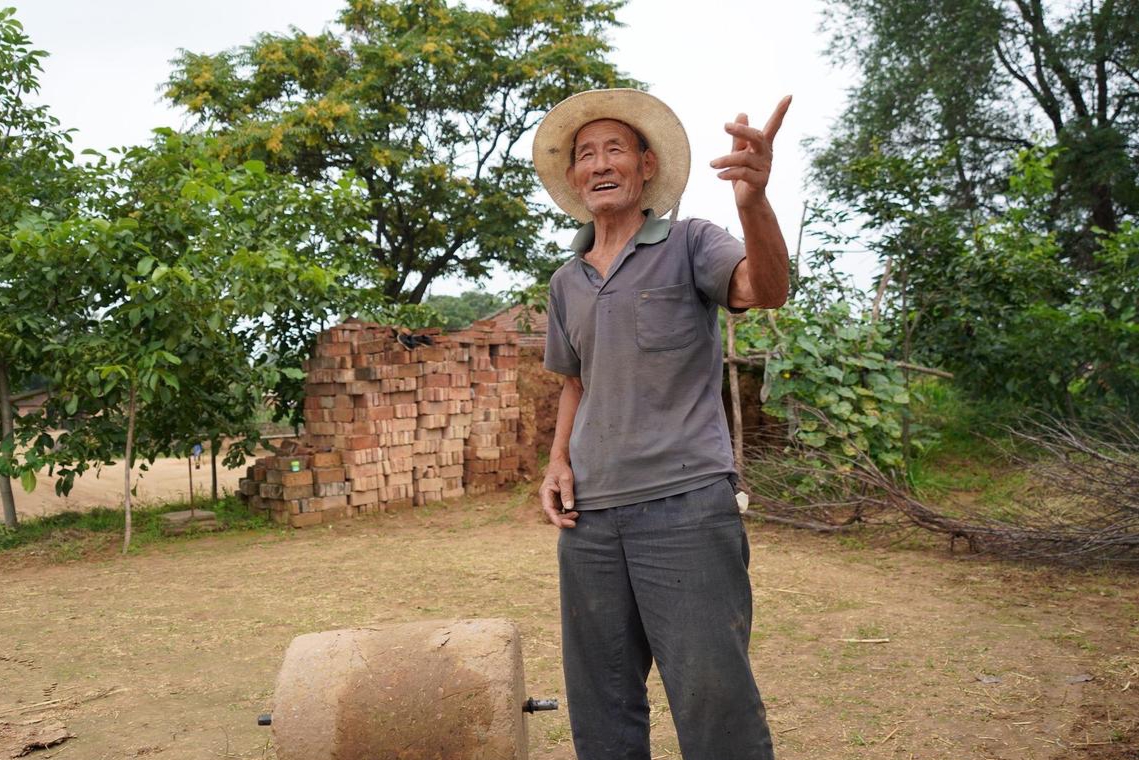 一位农村王大爷说以前的百姓,王大爷说以前他们小的时候农村你到收