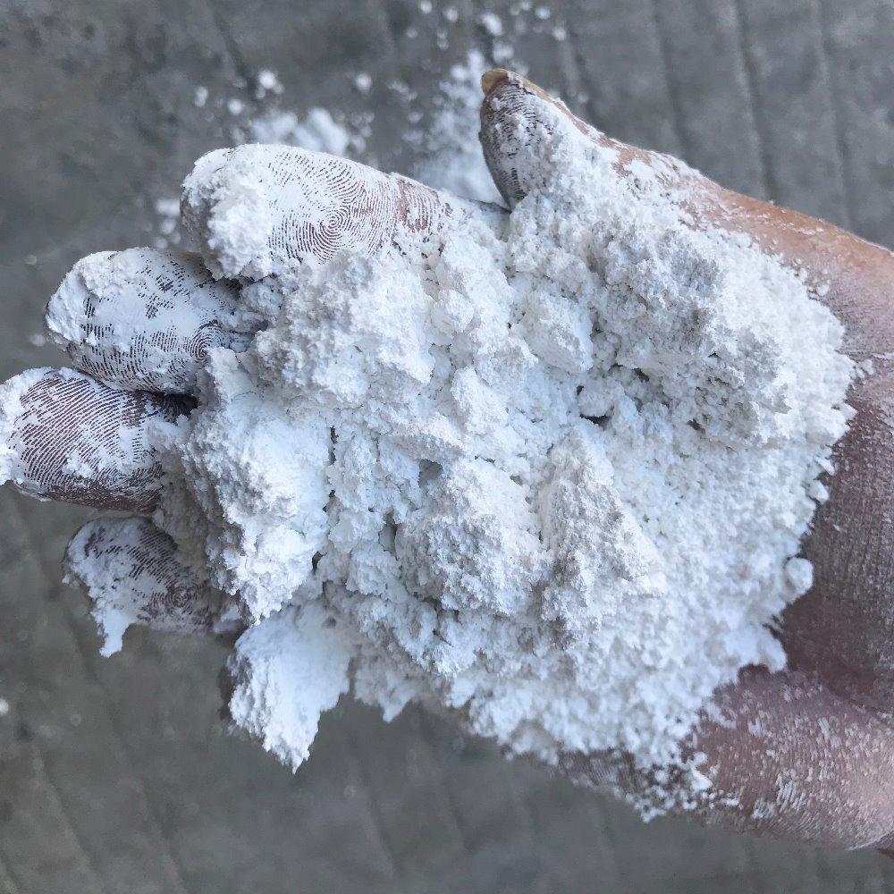 天然硫酸钡在工业领域被用作填充剂和增白剂,在橡胶塑料中添加硫酸钡