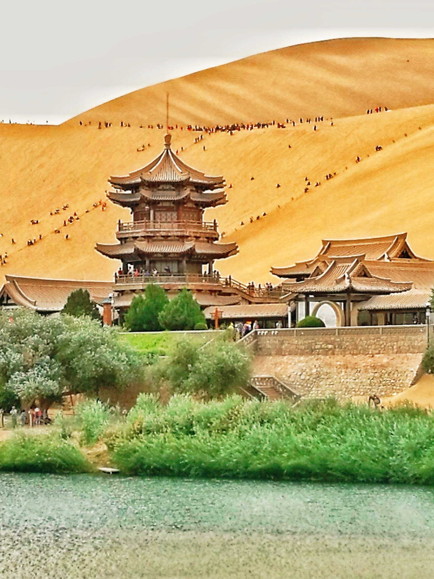 环抱在鸣沙山中的一湾清泉,形如玄月,故名"月牙 ""