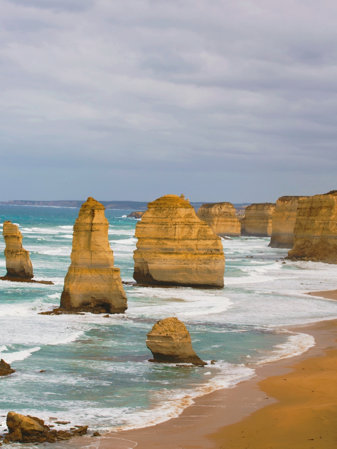 澳大利亚十二使徒岩[比心]由几亿块小石头聚积而渐渐形成,继而埋藏在
