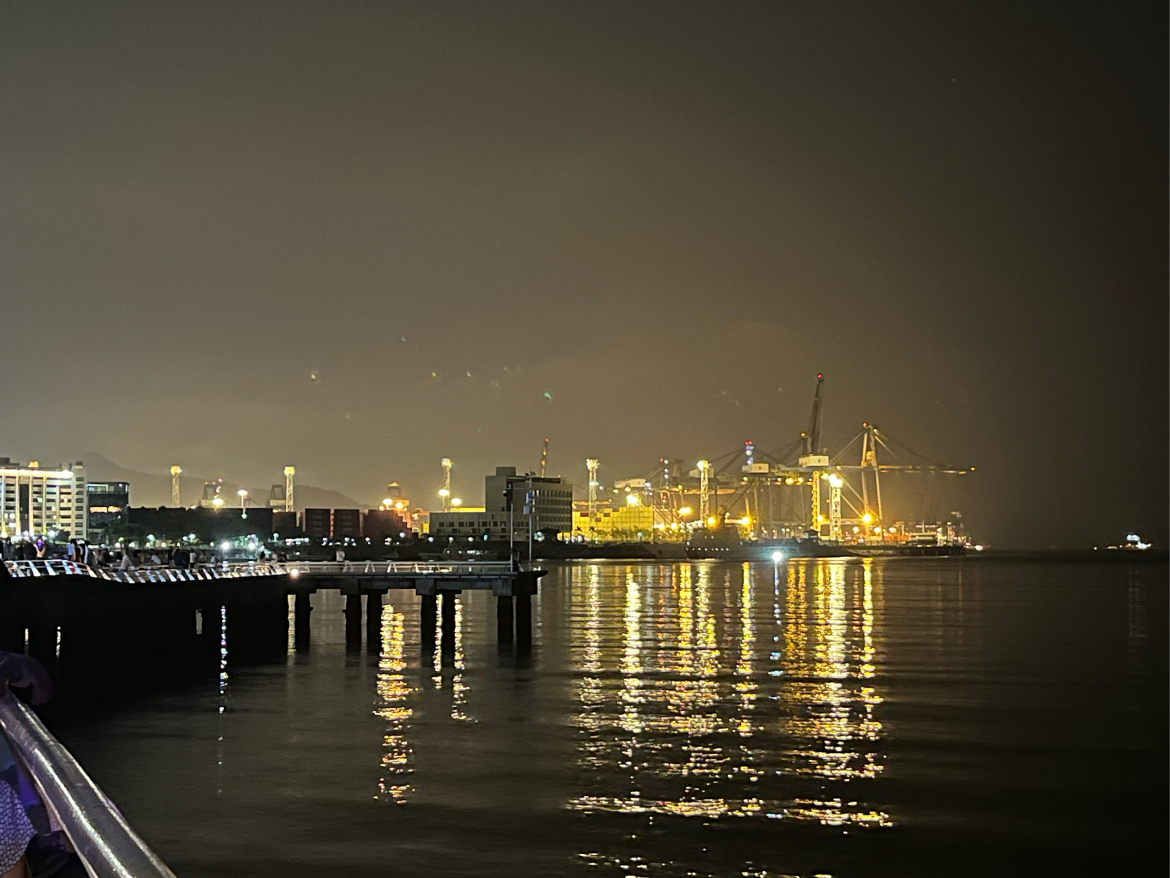 盐田海滨栈道夜景图片