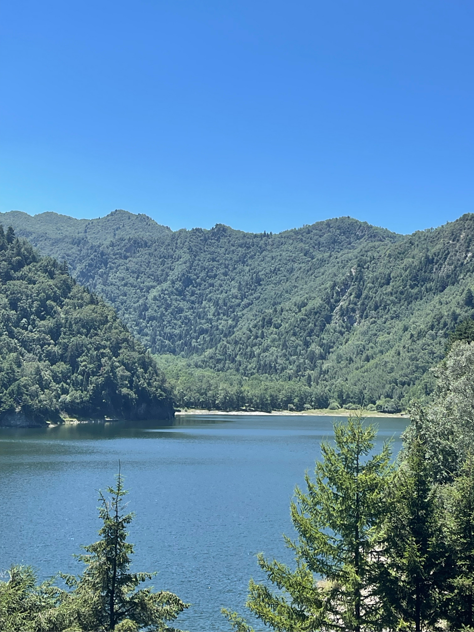 我的旅行日记# 青海循化孟达天池,碧水蓝天,青山白云,好一幅美丽的