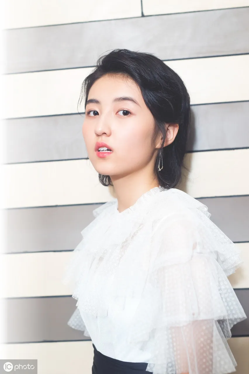 张子枫# 张子枫是中国内地一位备受瞩目的年轻演员,以其出色的表演