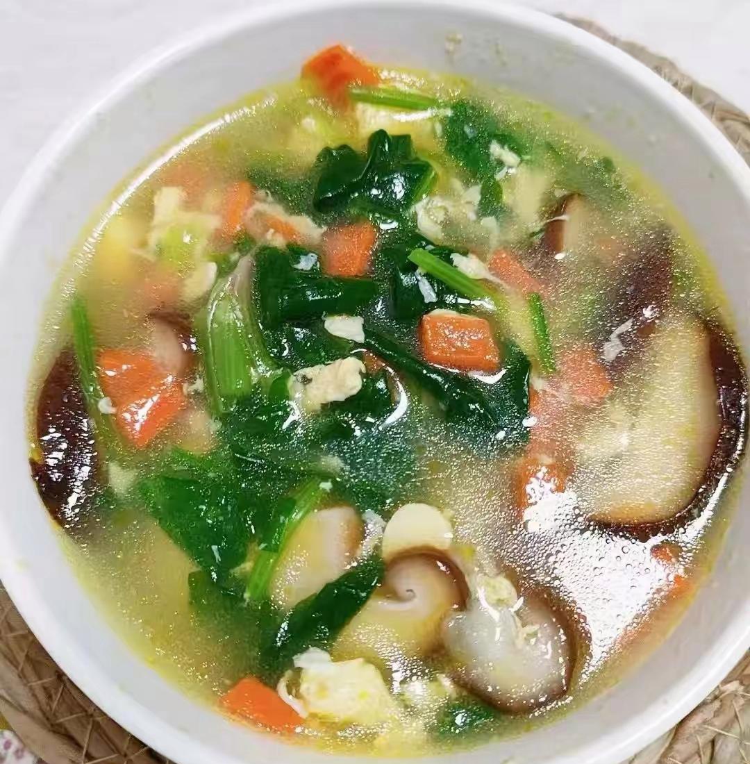 —菌菇汤和姜汁菠菜,一汤一菜,营养美味,做法还特别简单