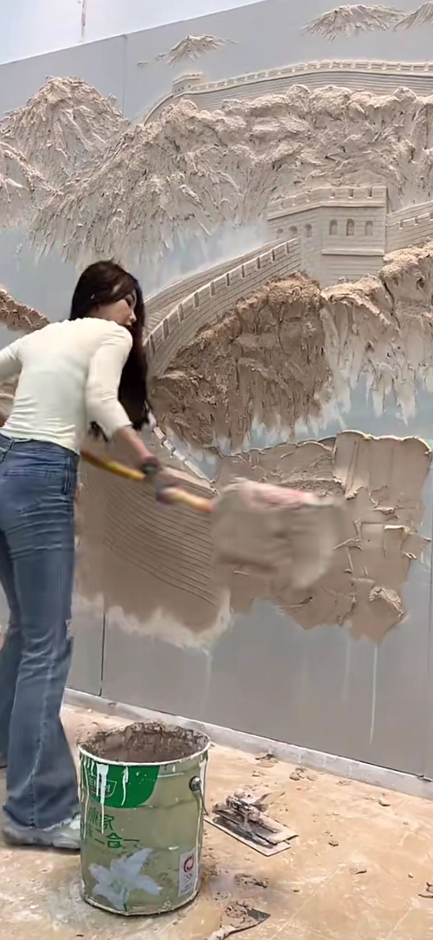 这位美女艺术家太厉害了,用泥巴雕出来的万里长城,雕的栩栩如生太漂亮