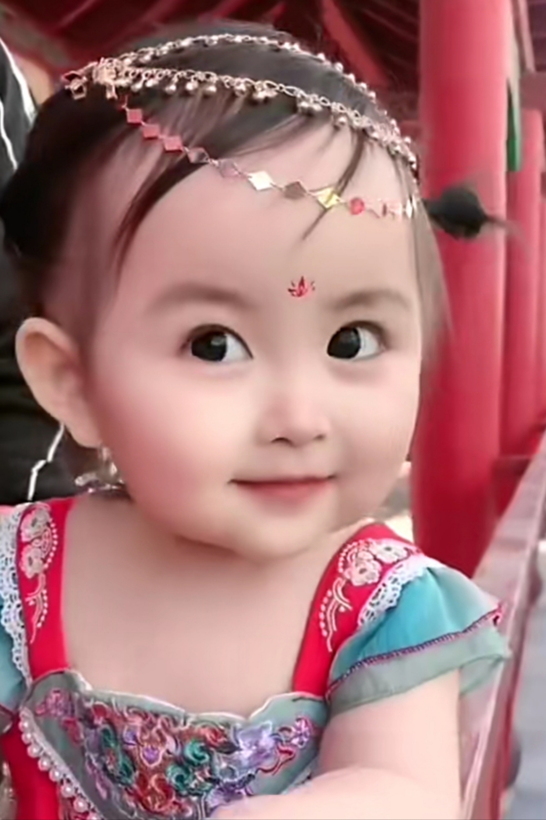 这个小美女太可爱了,看一说拍照就来神了,这双水灵灵的大眼睛,肉嘟嘟