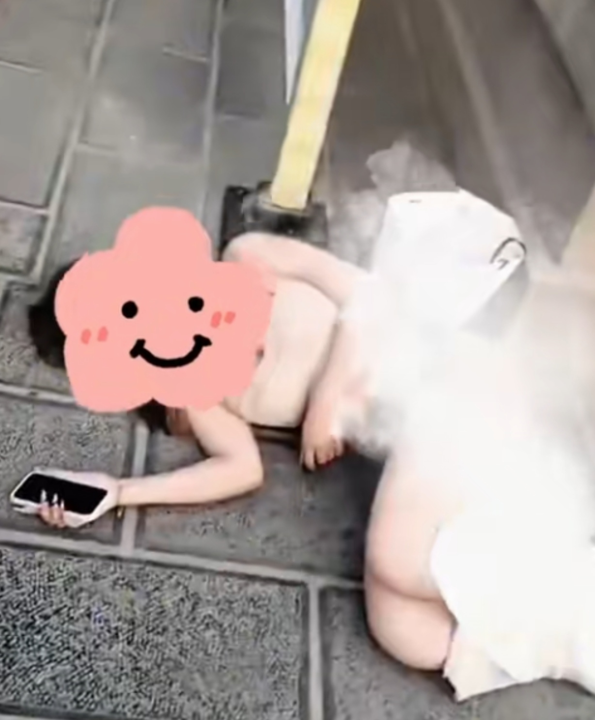 清晨一女子浑身酒气,躺在小区门口的路边上酣睡,内裤脱了一半