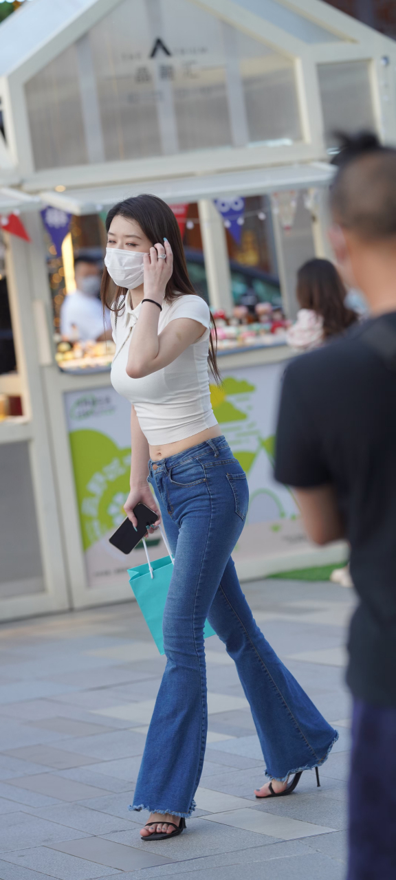 气质女神温迪迪 蓝色牛仔裤,尽显好身材